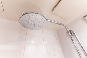 Dusche, Haartrockner, Handtücher, Toilettenpapier