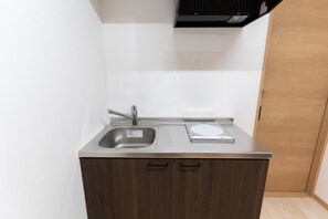 雪櫃、微波爐、廚房用具/餐具/器皿