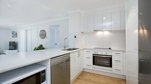 Fridge, oven, stovetop, dishwasher