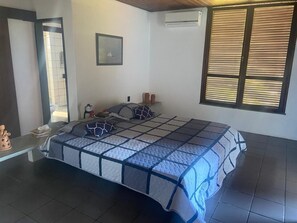 8 slaapkamers, een strijkplank/strijkijzer, gratis wifi, beddengoed