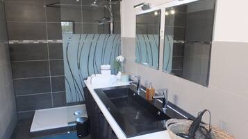 Douche, sèche-cheveux, serviettes fournies, papier toilette