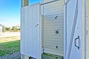Exterior detail - Island Ties / 2714 W Dolphin Drive - Coastal Vacation Resorts (Oak Island)