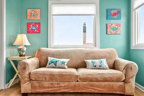 Fernseher, Tischfußball, Tischtennisplatte, Bücher