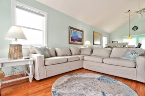 Fernseher, Tischfußball, Tischtennisplatte, Bücher