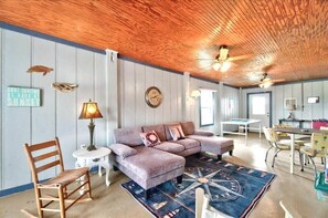 Fernseher, Tischfußball, Tischtennisplatte, Bücher