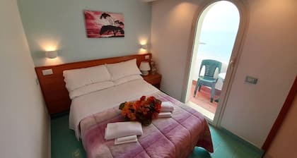 Studio, by the sea, sleeps 3 (Mughetto)