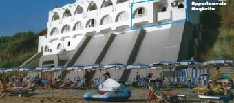 Studio, seafront, sleeps 3 (Mughetto)