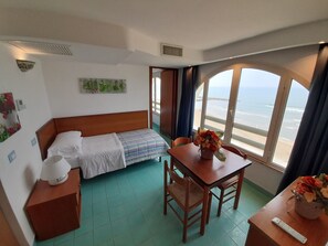 1 bedroom, bed sheets