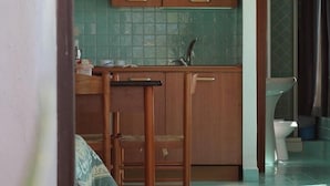 Uma cozinha com armários de madeira e backsplash de azulejo.