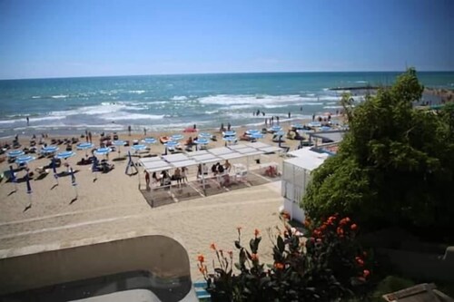 Studio apartment, beachfront, floor 2, private descent to the beach (Narcissus)