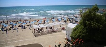 Studio apartment, beachfront, floor 2, private descent to the beach (Narcissus)