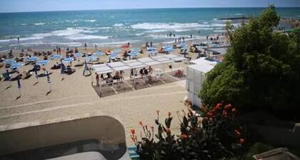Studio apartment, beachfront, floor 2, private descent to the beach (Narcissus)