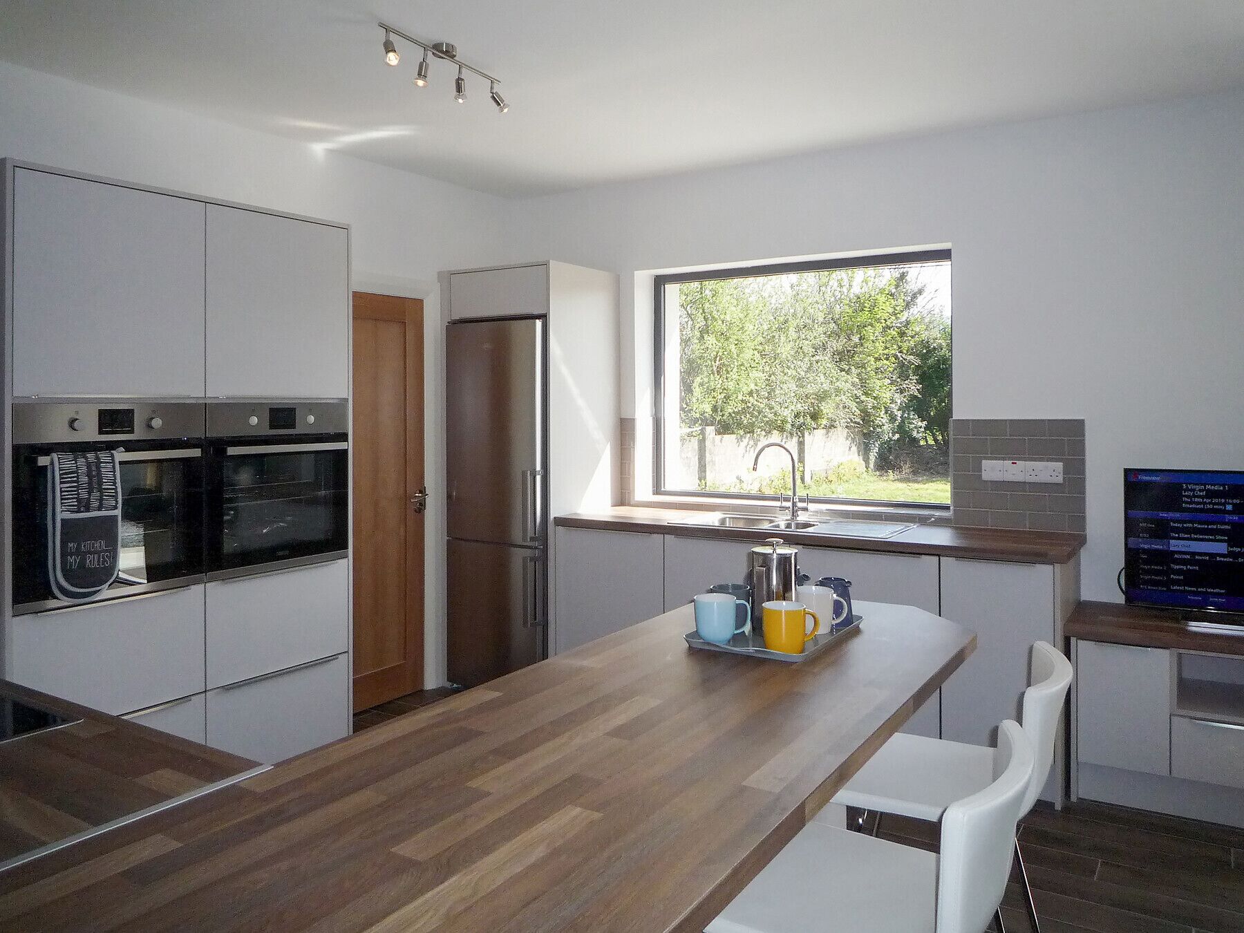 Microondas, lavavajillas, periquera y utensilios de cocina 