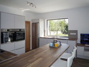 전자레인지, 식기 세척기, 유아용 의자, 조리 도구/접시/주방 기구