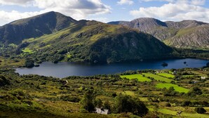 A mountainous landscape with a lake, green fields, and scattered houses. - Lakeside Lodge Bantry (Bantry)