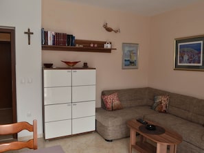 Apartamento (Three bedroom apartment) | Sala de estar | Televisión de pantalla plana de 25 pulgadas con canales por cable