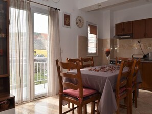 Lägenhet (Three bedroom apartment) | Vardagsrum | 25-tums platt-tv med kabelkanaler och tv