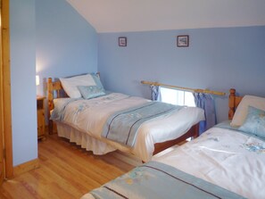 2 bedrooms, bed sheets - Brookfield Cottage (Tourmakeady)