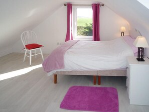 1 bedroom, bed sheets - The White Cottage Leap (Reenascreena)