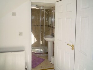 Shower, towels - The White Cottage Leap (Reenascreena)