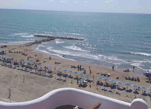 Two-room apartment, large terrace, sea front, floor 1 (Pink)