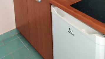 Jääkaappi, mikroaaltouuni, kahvin-/teenkeitin