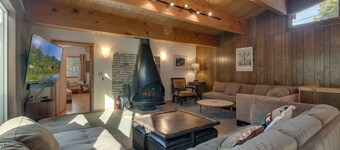 Chamberlands Cabin: 5 BR, 3.5 BA House in Tahoma, Sleeps 10