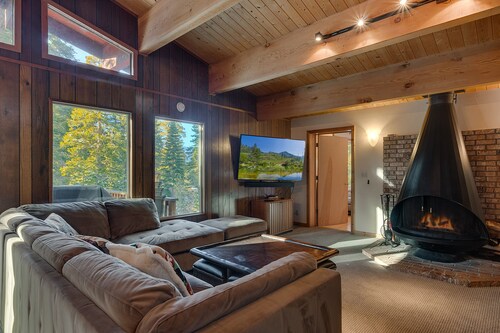 Chamberlands Cabin: 5  BR, 3  BA House in Tahoma, Sleeps 10