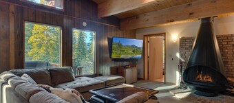 Chamberlands Cabin: 5  BR, 3  BA House in Tahoma, Sleeps 10