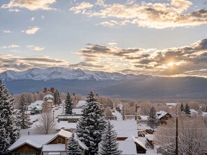 A residential area with snow-covered houses and mountains in the background. - Papa's Place — Historic 1BR Brick Unit, Walk to Main St Leadville (Leadville)
