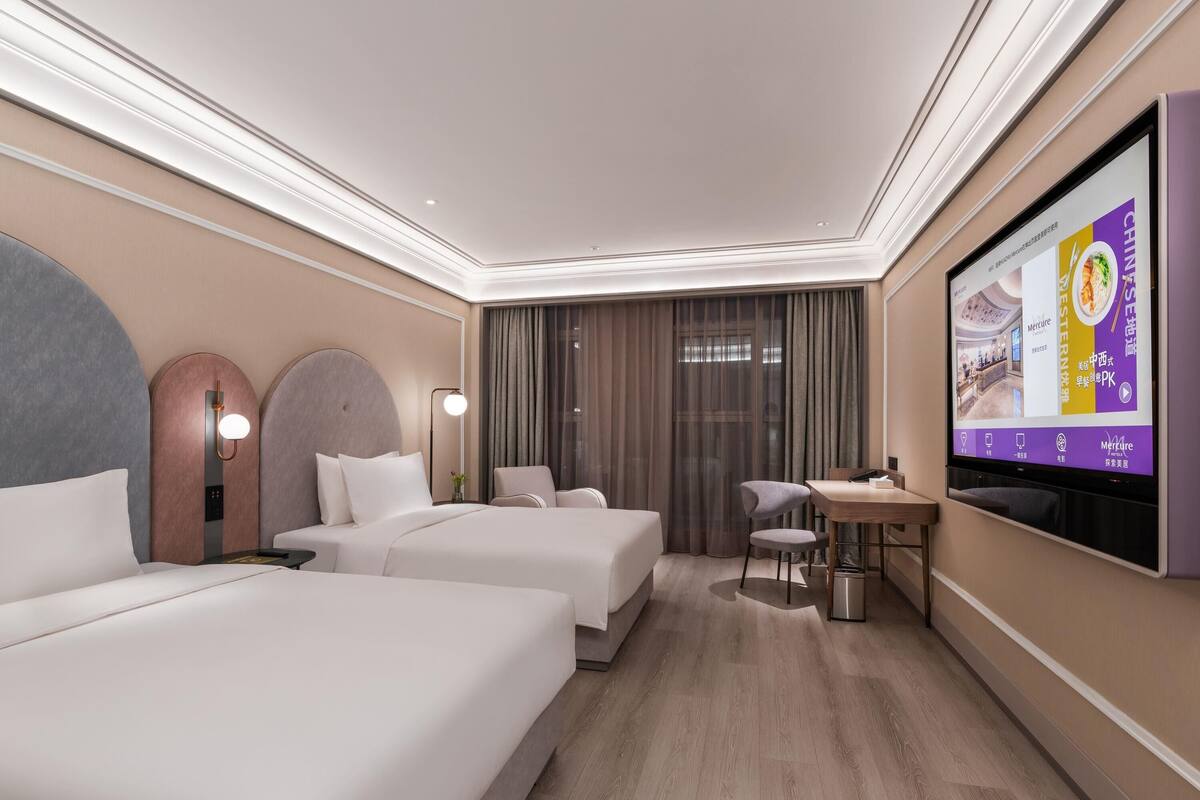 Deluxe Room, 2 Twin Beds (City Side) | Soundproofing