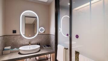 Privilege, Suite, 1 letto king | Bagno | Doccia, asciugacapelli, pantofole, asciugamani