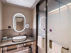 Privilege, Suite, 1 King-Bett | Badezimmer | Dusche, Haartrockner, Hausschuhe, Handtücher