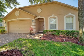 Exterior - 4 Bed Executive Villa south facing pool/spa near Disney (Davenport)