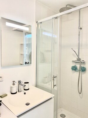 Dusche, Handtücher, Seife, Toilettenpapier
