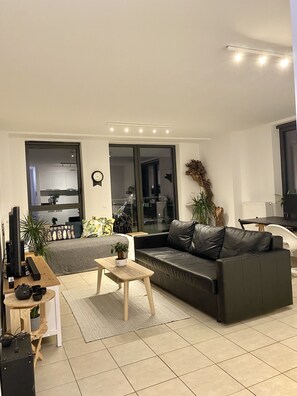 Fernseher, Videospiele, DVD-Player, Stereoanlage