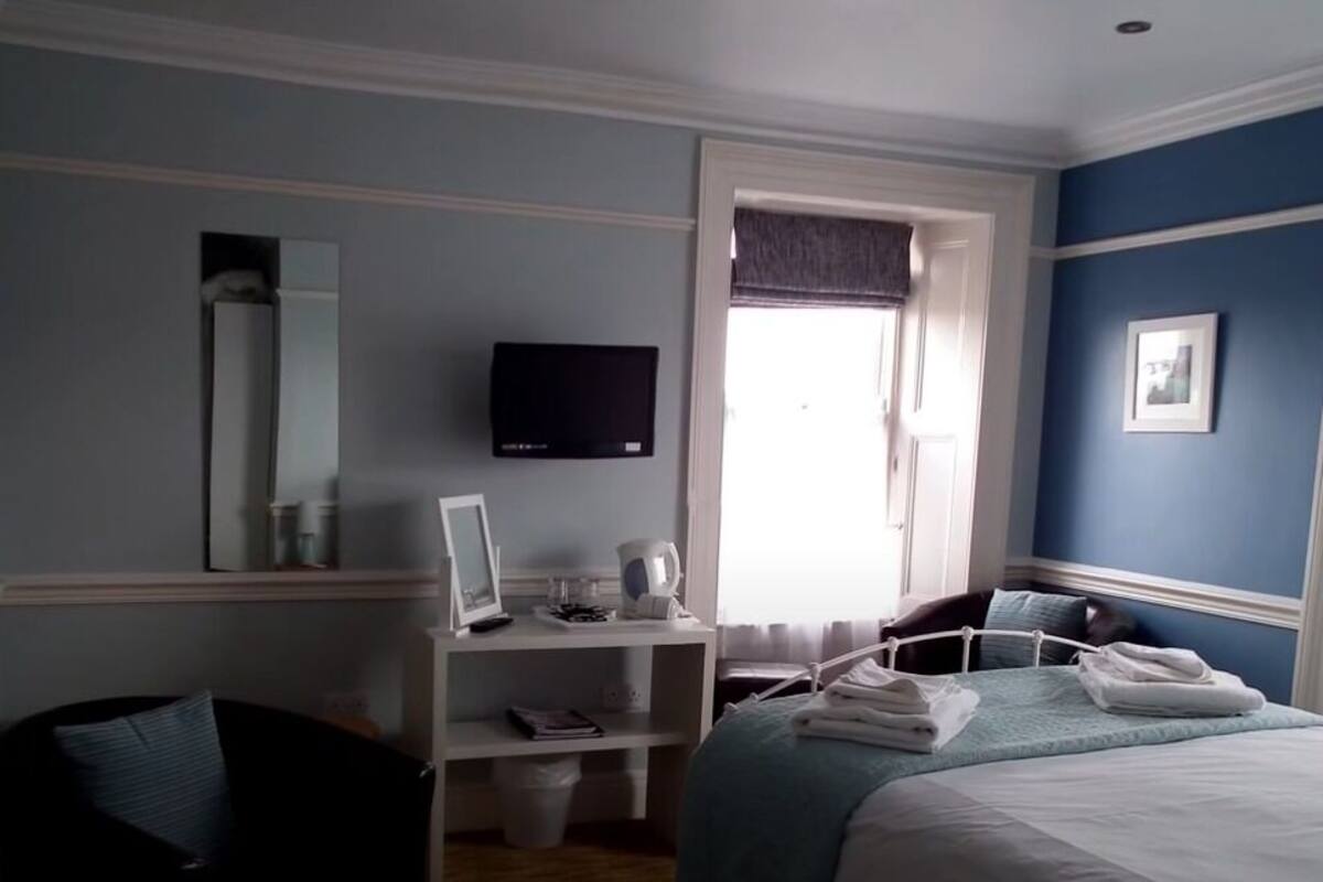 classic double room | desk, free wifi, bed sheets