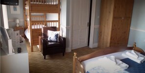 Family Room | Desk, free WiFi, bed sheets