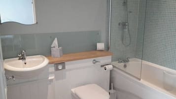 Kombinasi shower/bathtub, handuk, sabun, dan sampo