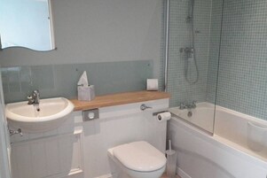 Combined shower/bathtub, towels, soap, shampoo