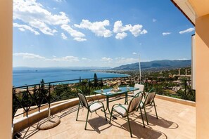 Outdoor dining - Verga Majestic Sunsets - Elegant & Chic Retreat (Kalamata)