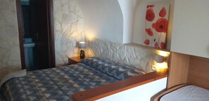 1 bedroom, bed sheets - Studio apartment, sea front, terrace, floor 1 (Poppy) (Anzio)