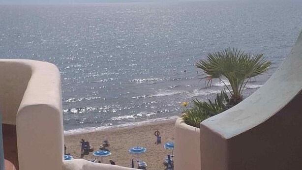 A balcony with a view of the beach and ocean. - Studio apartment, sea front, terrace, floor 1 (Poppy) (Anzio)