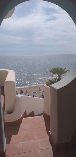 Studio apartment, sea front, terrace, floor 1 (Poppy)