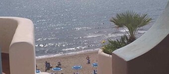 Studio apartment, sea front, terrace, floor 1 (Poppy)
