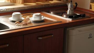 Jääkaappi, mikroaaltouuni, kahvin-/teenkeitin