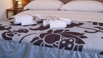 1 bedroom, bed sheets