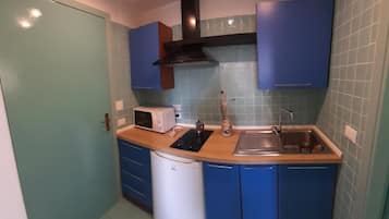 Jääkaappi, mikroaaltouuni, kahvin-/teenkeitin