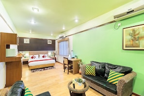 Family Double Room | Desk, free WiFi, bed sheets