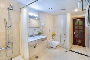 Habitación doble ejecutiva | Baño | Regadera y toallas
